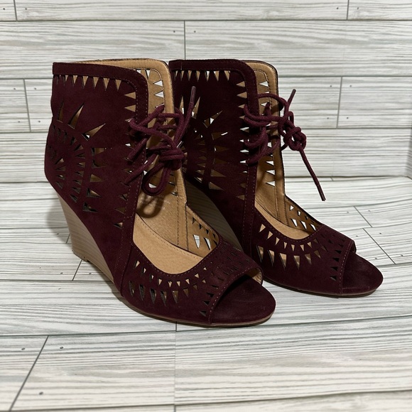 Report Collection Burgundy Cutout Wedge Heels 8M - Picture 2 of 3
